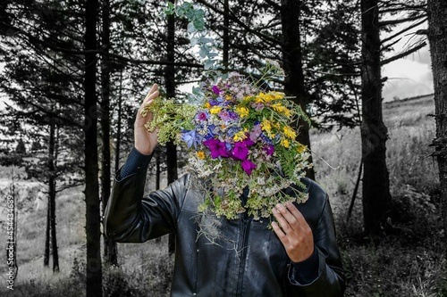 Obraz na płótnie Floreciendo - hombre con flores en la cara - hombre con flores en el bosque - má