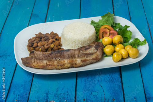 costilla de res con arroz y menestra o moros de lenteja con queso con papa chaucha y ensalada