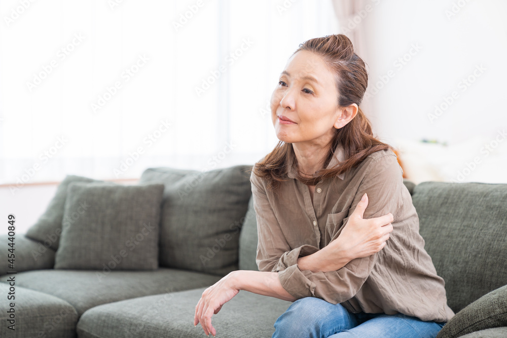 考えるシニア女性 考えるシニア女性