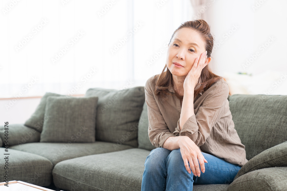 考えるシニア女性 考えるシニア女性