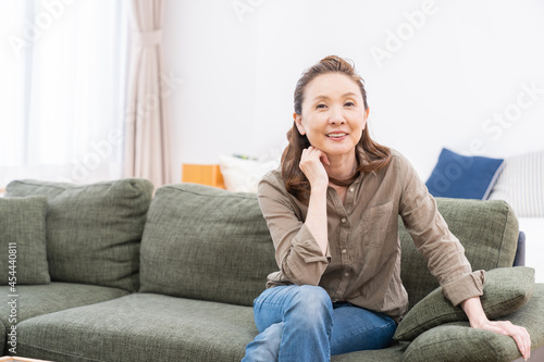 部屋でリラックスするシニア女性