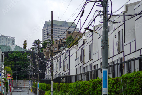 東京、赤坂と六本木の境界付近の住宅街風景。