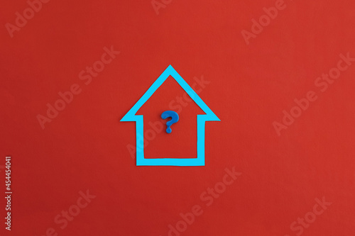 The question mark inside the house is blue on a red background. Determination of the value of the property, real estate valuation.