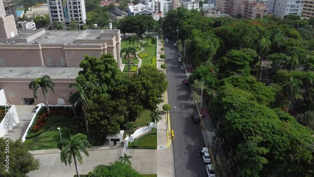 dron inclinado hacia arriba de la ciudad de santo domingo con vista del templo mormón de santo domingo dron inclinado hacia arriba de la ciudad de santo domingo con vista del templo mormón de santo domingo