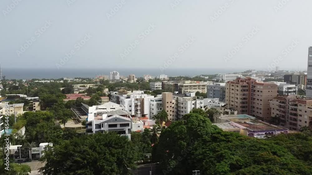 Vista aérea del parque iberoamericano con el fondo de la ciudad con apartamentos residenciales de gran altura, hermoso día soleado Vista aérea del parque iberoamericano con el fondo de la ciudad con apartamentos residenciales de gran altura, hermoso día soleado