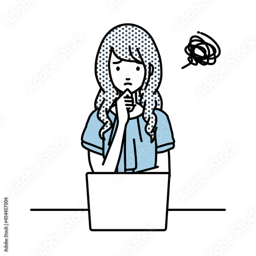 デスクで座ってPCを開いて困っているオフィスカジュアルの女性