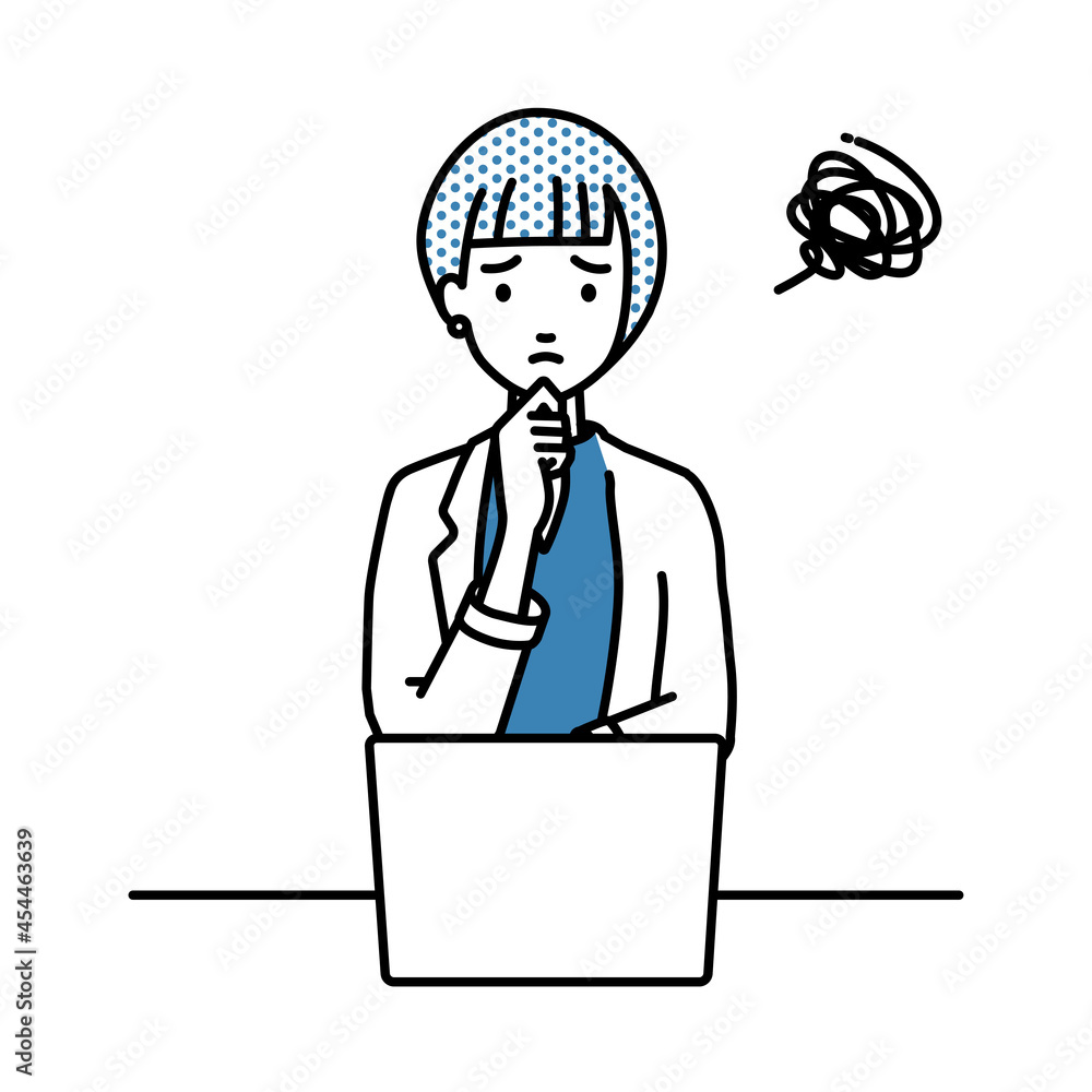 デスクで座ってPCを開いて困っているジャケットの女性