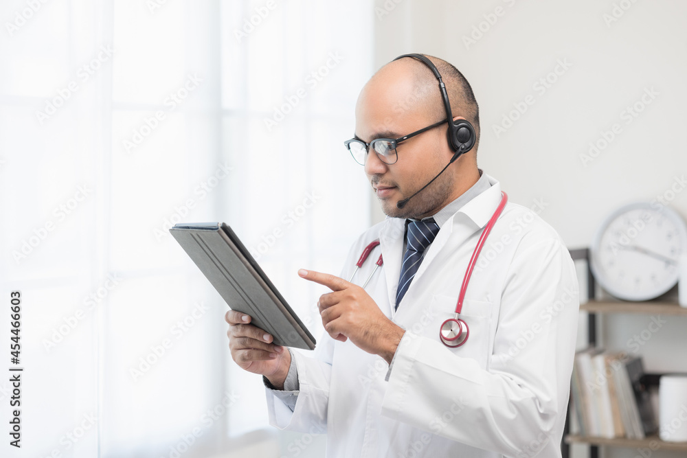 Doctor talks to patient via online video conferencing looking at camera wearing headset. Explain about taking medications to treat illnesses. Doctor talks to patient via online video conferencing looking at camera wearing headset. Explain about taking medications to treat illnesses.