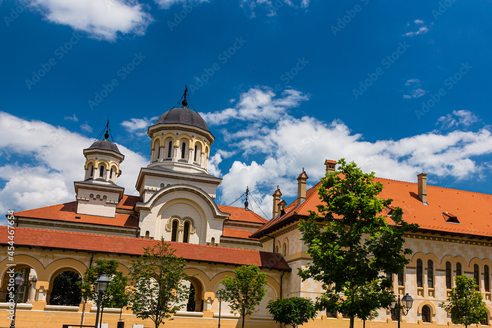 ルーマニア　トランシルヴァニア地方にある要塞都市アルバ・ユリアの要塞内のルーマニア正教会聖堂とアーケード