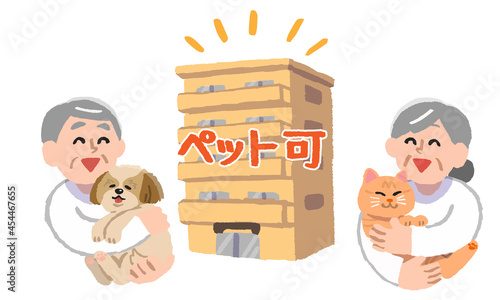 ペット可物件のアパート・マンションと犬と猫を抱っこした笑顔のシニア男女