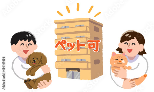 ペット可物件のアパート・マンションと犬と猫を抱っこした笑顔の男女