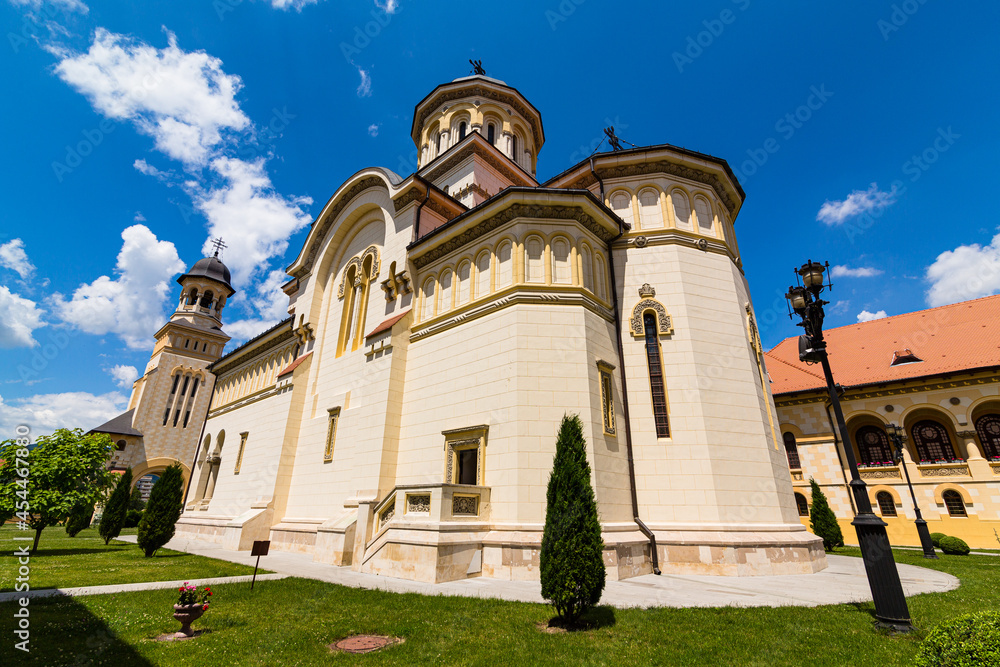ルーマニア　トランシルヴァニア地方にある要塞都市アルバ・ユリアの要塞内のルーマニア正教会聖堂と王の門の塔