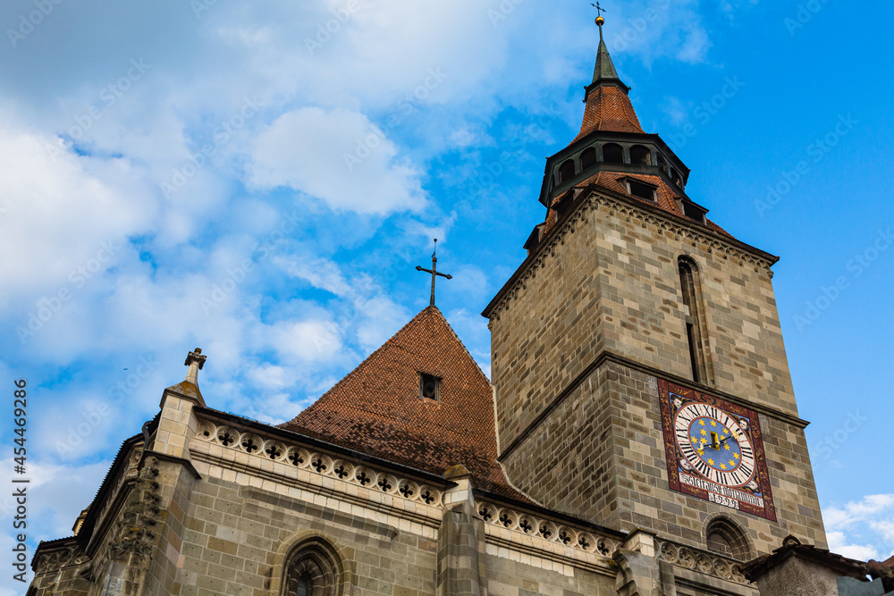 Fototapeta premium ルーマニア トランシルヴァニア地方のブラショフの旧市街に建つ黒の教会