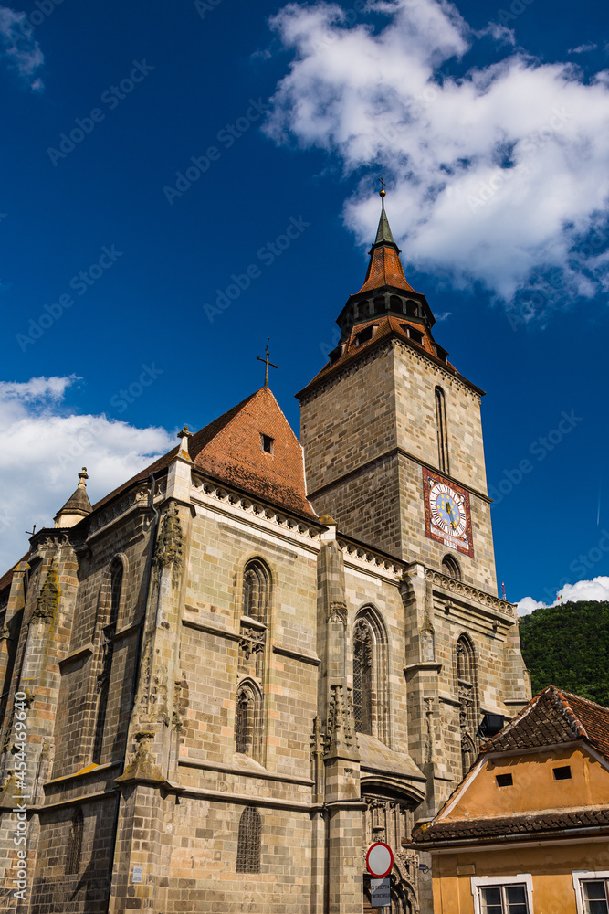 ルーマニア　トランシルヴァニア地方のブラショフの旧市街に建つ黒の教会