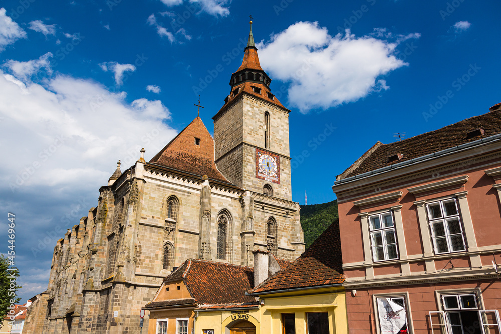 Obraz premium ルーマニア トランシルヴァニア地方のブラショフの旧市街に建つ黒の教会