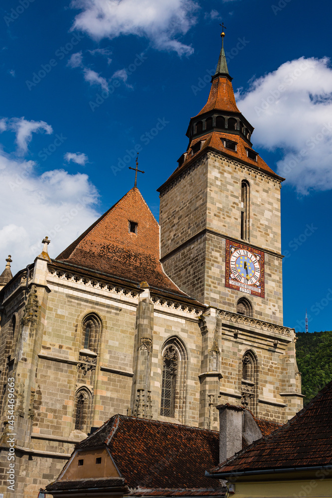 ルーマニア　トランシルヴァニア地方のブラショフの旧市街に建つ黒の教会