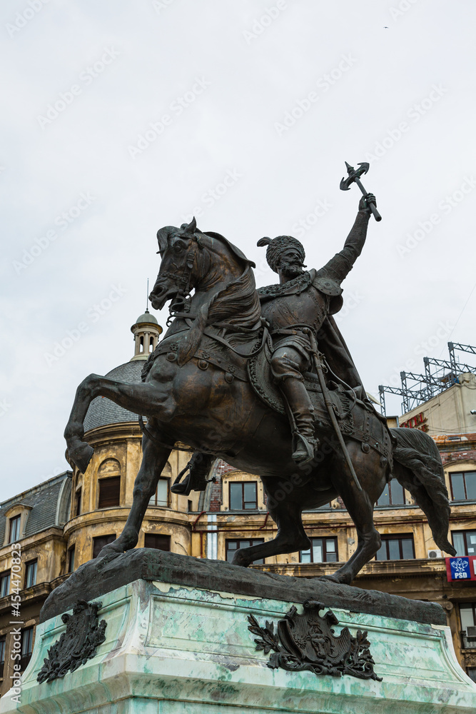 ルーマニア　ブカレストの大学広場にあるミハイ勇敢公の像
