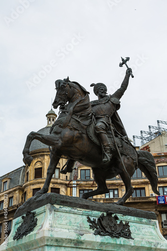 ルーマニア ブカレストの大学広場にあるミハイ勇敢公の像