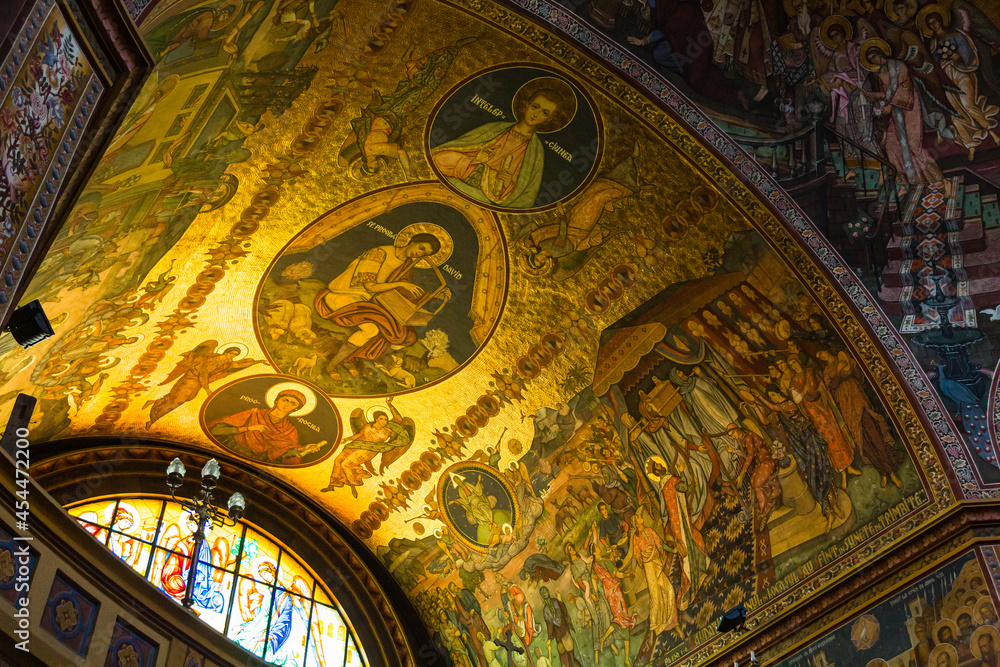 Obraz premium ルーマニア トランシルヴァニア地方のシビウの歴史地区にあるホーリー・トリニティ大聖堂の聖堂内 Holy Trinity Cathedral