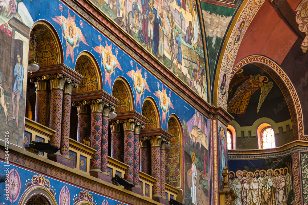 Obraz premium ルーマニア トランシルヴァニア地方のシビウの歴史地区にあるホーリー・トリニティ大聖堂の聖堂内 Holy Trinity Cathedral