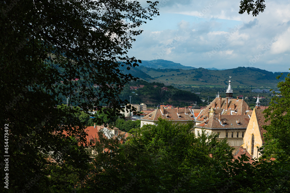 ルーマニア　トランシルヴァニア地方のシギショアラの歴史地区の学校の山から見える旧市街