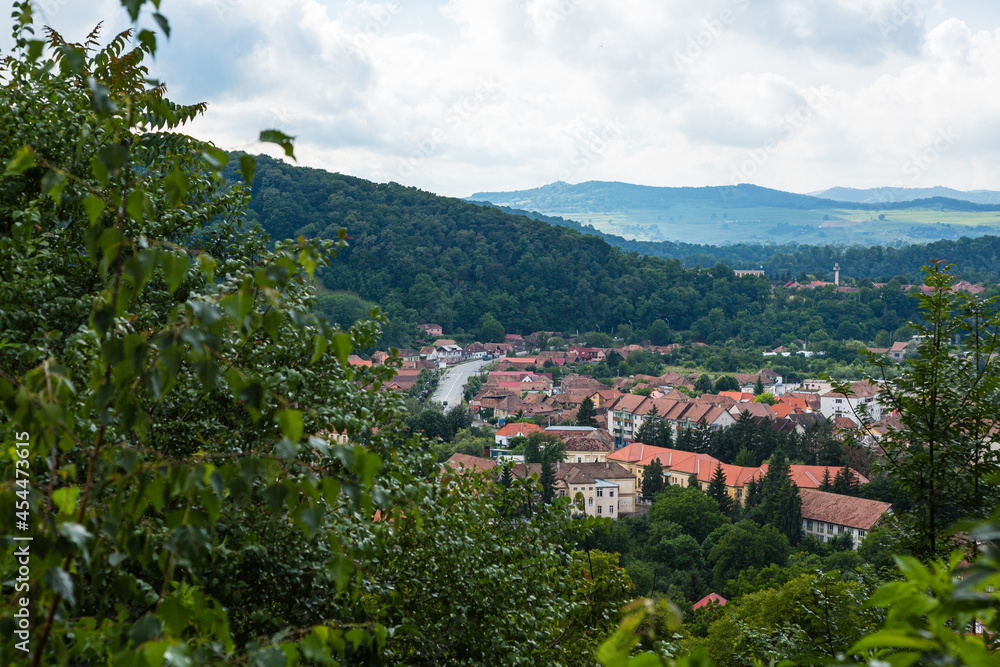 ルーマニア　トランシルヴァニア地方のシギショアラの歴史地区の学校の山から見えるの街並み