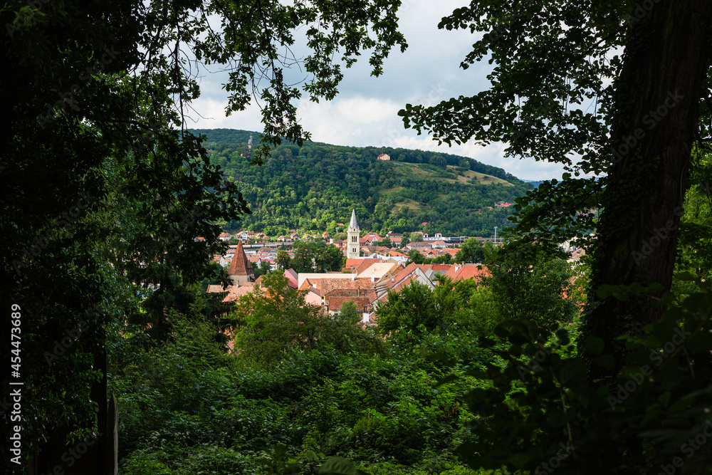 ルーマニア　トランシルヴァニア地方のシギショアラの歴史地区の学校の山から見える旧市街と聖ジョセフ・ローマ・カトリック教会