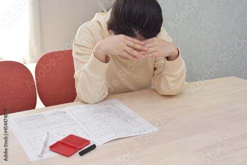Tableau sur toile A young woman is saddened by her head when she has to sign a divorce notice