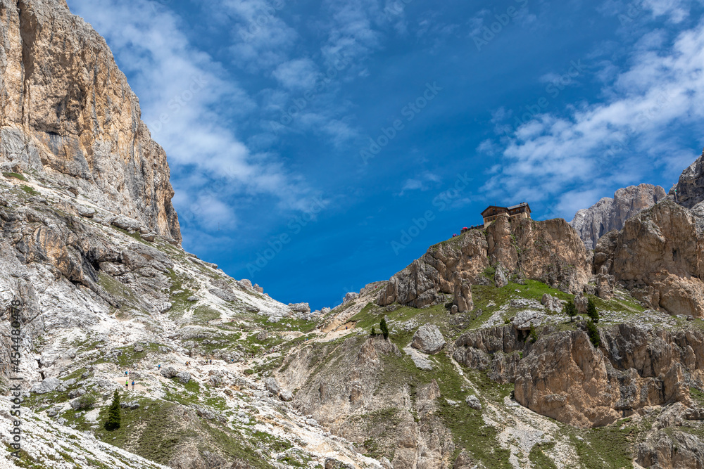 Preusshütte unter den Vajolettürmen im Rosengarten, Trentino, Italien Preusshütte unter den Vajolettürmen im Rosengarten, Trentino, Italien