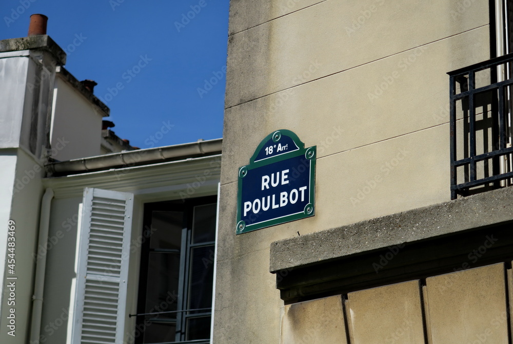 Rue Poulbot. Angle de façades avec ciel bleu. Paris. Rue Poulbot. Angle de façades avec ciel bleu. Paris.