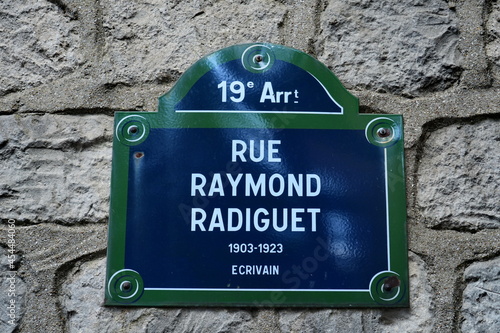 Rue Raymond Radiguet. 1903-1923. Ecrivain. Paris. Plaque de nom de rue. photo