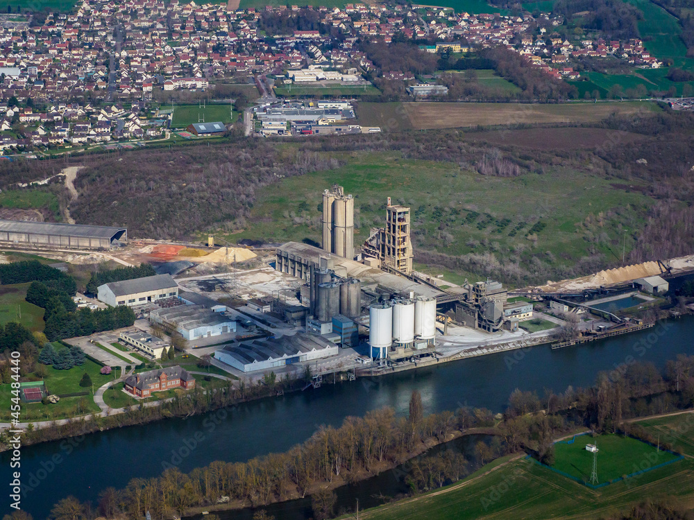 vue aérienne d'une usine à Gargenville dans les Yvelines en France