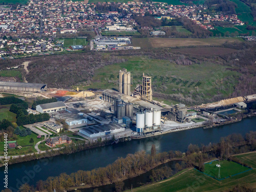 vue aérienne d'une usine à Gargenville dans les Yvelines en France