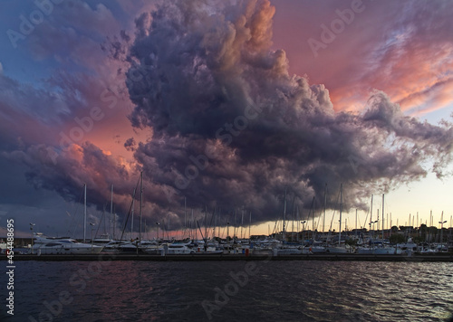 Nuvole al tramonto sulla marina di Riposto © michele