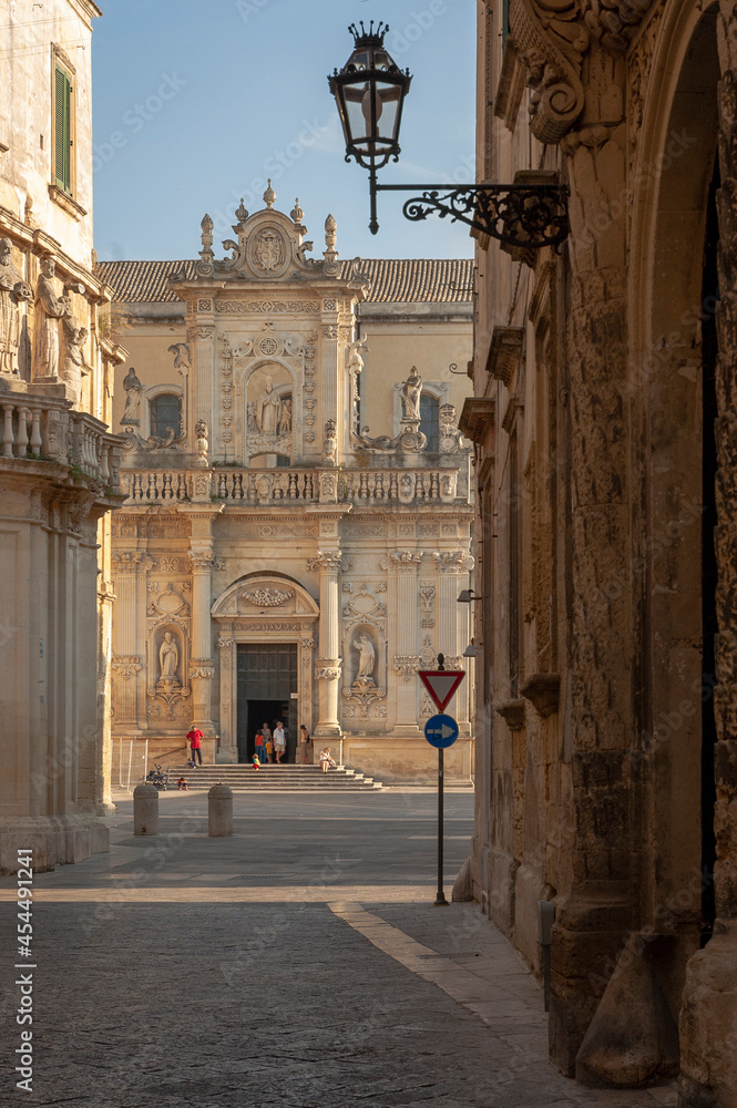 Lecce. Puglia.  Propilei di ingresso a Piazza Duomo con la facciata della Cattedrale metropolitana di Maria Santissima Assunta
