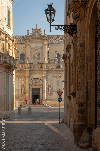 Lecce. Puglia. Propilei di ingresso a Piazza Duomo con la facciata della Cattedrale metropolitana di Maria Santissima Assunta 