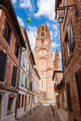 Tablou pe pânză Hot air balloon flies over Albi cathedral in southern France