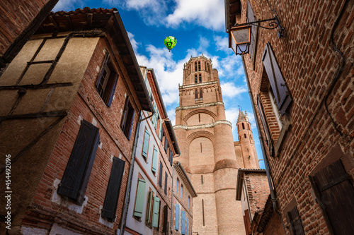 Fototapeta Naklejka Na Ścianę i Meble -  Hot air balloon flies over Albi cathedral in southern France