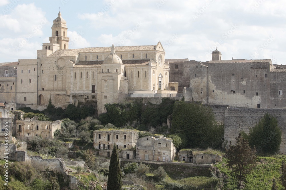 Gravina in Puglia., Bari. Vista della cattedrale S. Maria Assunta dalla gravina di Botromagno.