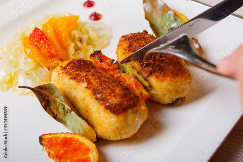 Croccanti involtini di pesce spada fritti serviti in un ristorante photo