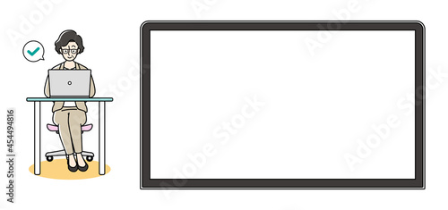 大きなパソコン画面の横でパソコン作業をするビジネスウーマン
