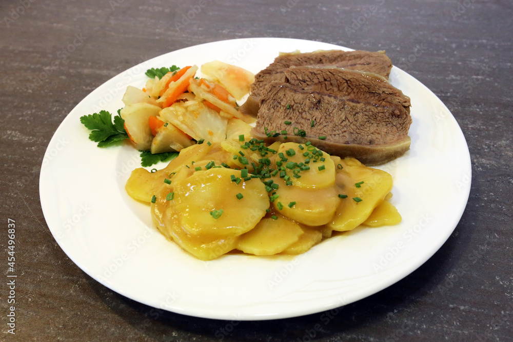 Braune Kartoffeln und Rindfleisch Braune Kartoffeln und Rindfleisch