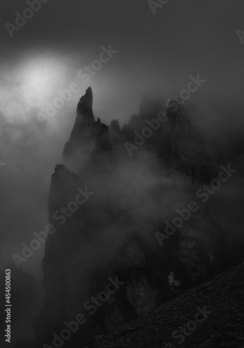 Luce tra la nebbia, Dolomiti