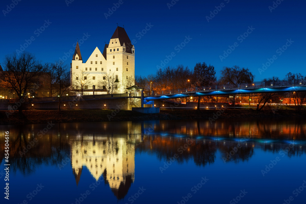 neues Schloss Ingolstadt zur blauen stunde mit einer schönen Spiegelung