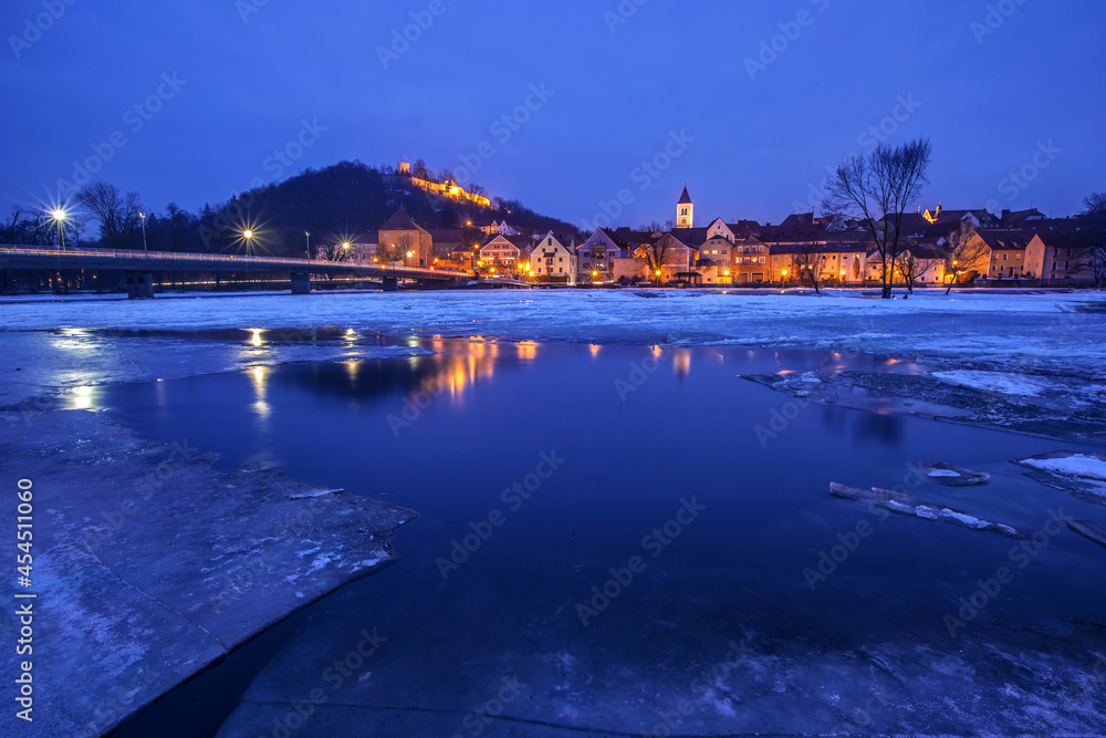 Burglengenfeld, Eisschollen mit einer Stadt und einem  Hügel im Winter