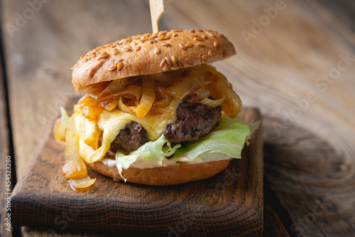 Tableau sur toile Cheeseburger with caramelized onions