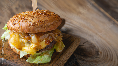 Tableau sur toile Cheeseburger with caramelized onions