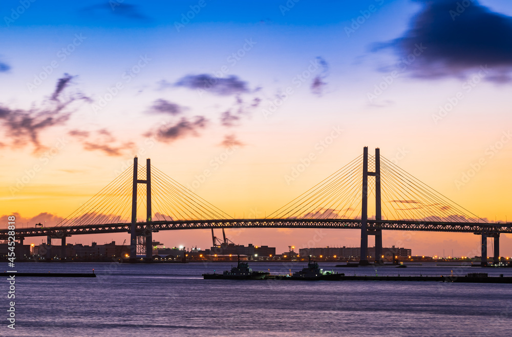 Obraz premium 横浜ベイブリッジ 日の出