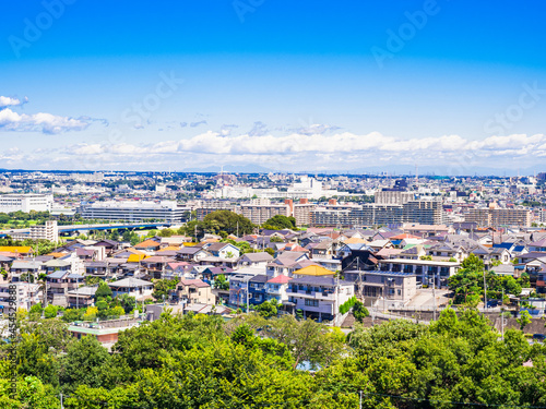 青空が広がる郊外の住宅地　東京 © oben901