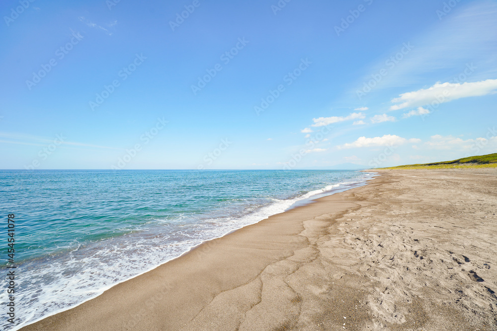 Fototapeta premium 晴れた日の青い海